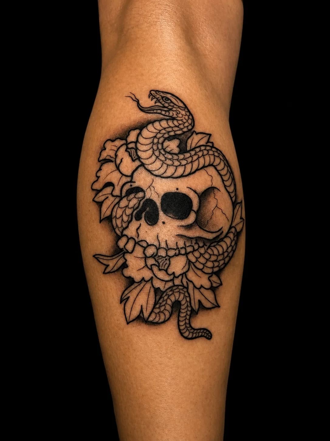 Calavera y serpiente — Pantorrilla