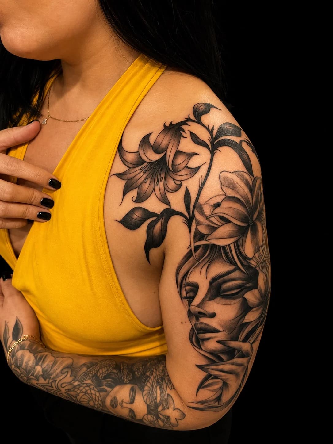 Rostro y lirios — Hombro